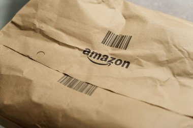 Çevrimiçi alışveriş, e-ticaret ve teslimat hizmetlerini temsil eden bir Amazon paketi. 26 Ocak 2025