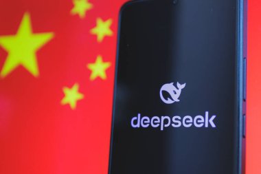 Arka planda Çin bayrağı olan Deepseek logosunu gösteren bir akıllı telefon. Küresel sahnede Çin teknolojisi ve yapay zeka gelişiyor. 27 Ocak 2025