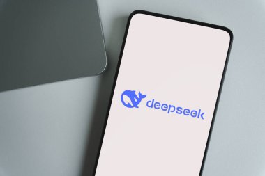 Tanınmış bir Çin yapay zeka şirketi olan Deepseek logosunu gösteren bir akıllı telefon. 27 Ocak 2025