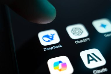DeepSeek ve ChatGPT OpenAI uygulamaları akıllı telefon ekranında. 27 Ocak 2025