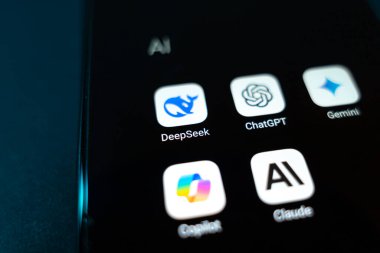 Deepseek, ChatGPT, Gemini ve Claude da dahil olmak üzere popüler yapay zeka uygulamaları koleksiyonu, kullanıcılara sunulan çeşitli yapay zeka araçlarını sergiliyor. 27 Ocak 2025