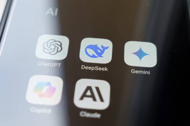 Yapay zeka uygulaması simgelerini gösteren bir akıllı telefon ekranının yakın çekimi, özellikle ChatGPT, Gemini, Copilot, Claude ve DeepSeek. 2 Şubat 2025