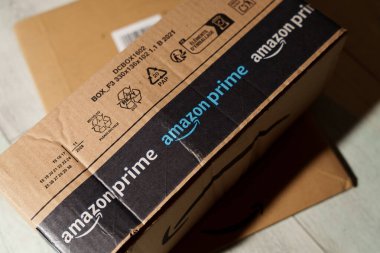 Amazon teslimat kutuları ve Amazon ana etiketleri. 2 Şubat 2025