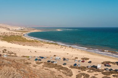 Fuerteventura 'daki Playa de Sotavento de Jandia' nın hava manzarasında uzun kumlu sahil, turkuaz sular ve kıyı şeridi sergilenmektedir. Yüksek kalite fotoğraf