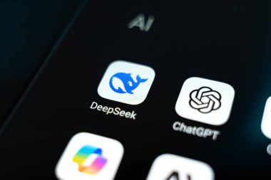 DeepSeek ve ChatGPT OpenAI uygulamaları akıllı telefon ekranında. 27 Ocak 2025