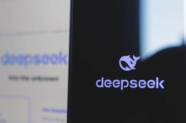  Deepseek logosunu gösteren akıllı telefon, şirketin yapay zeka ve doğal dil işlemesindeki ilerlemelerini vurguluyor. 25 Ocak 2025