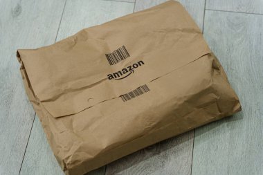 Çevrimiçi alışveriş, e-ticaret ve teslimat hizmetlerini temsil eden bir Amazon paketi. 26 Ocak 2025
