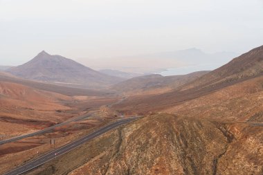 Fuerteventura 'da manzaralı bir dağ yolu. Yüksek kalite fotoğraf
