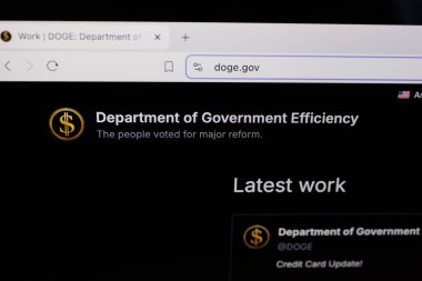 DOGE ABD hükümetinin resmi web sitesi ekranda sergilendi. Hükümet Verimliliği Departmanı. 27 Şubat 2025