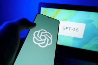 Arka planda GPT 4.5 yapay zeka dili modeli olan Chatgpt Openai logosu. 1 Mart 2025