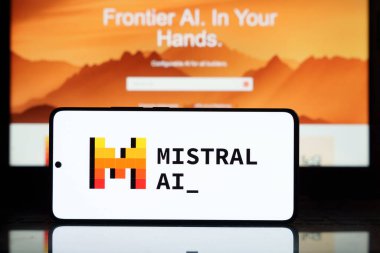 Mistral French Yapay Zeka Şirketi logosu ekranda. 2 Mart 2025