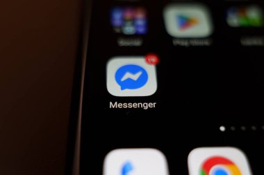 Akıllı telefon ekranında Facebook kurye uygulaması. 6 Mart 2025