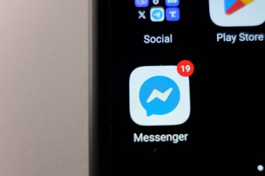 Akıllı telefon ekranında Facebook kurye uygulaması. 6 Mart 2025