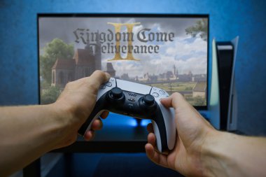 Game Come: Deliverance 2 video oyunu oynayan oyuncu Playstation 5 oyun konsolunda. 24 Şubat 2025
