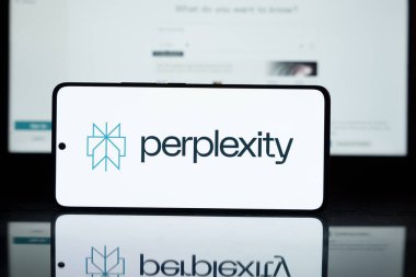 Akıllı telefon, Karışıklık logosunu gösterir. Web sitesi ekranı arka planda bulanıklaştı. Al Tech konsepti. 2 Mart 2025