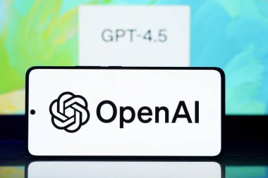 Arka planda GPT 4.5 yapay zeka dili modeli olan Chatgpt Openai logosu. 1 Mart 2025