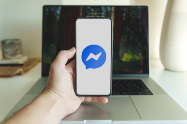 Akıllı telefon ekranında yeni Facebook kurye uygulaması logosu. 6 Mart 2025