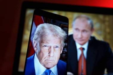 Donald Trump ve Vladimir Putin 'in resmi portreleri ekranlarda sergilendi. ABD ve Rusya başkanları. 2025, 12 Şubat