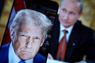 Donald Trump ve Vladimir Putin 'in resmi portreleri ekranlarda sergilendi. ABD ve Rusya başkanları. 2025, 12 Şubat