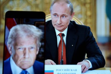 Donald Trump ve Vladimir Putin 'in resmi portreleri ekranlarda sergilendi. ABD ve Rusya başkanları. 2025, 12 Şubat