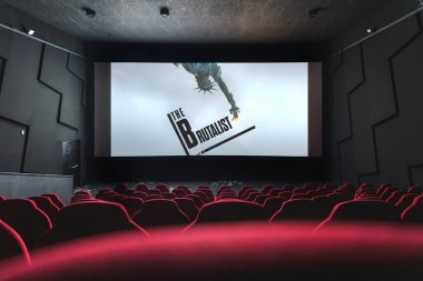 Filmin içinde Brutalist film posteri var. Sinema, eğlence, film, mimari kavramlar. Oscar ödülü kazandı. 12 Şubat