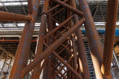 İnşaat halindeki bir köprüyü destekleyen paslı metal kirişler ve iskeleler. Endüstriyel çerçeve ve yapı mühendisliği konsepti. Yüksek kalite fotoğraf