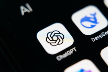 ChatGPT uygulama simgesini diğer yapay zeka uygulamalarıyla birlikte gösteren bir akıllı telefon ekranının yakın plan görüntüsü. Yapay zeka ve sohbet robotu teknolojisi konsepti. 20 Mart 2025