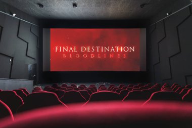 Son Durak başlığını gösteren sinema ekranı: Boş kırmızı koltuklu karanlık bir sinemada kan bağları. Yüksek kalite fotoğraf. 5 Nisan 2025