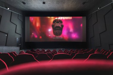 Son Durak başlığını gösteren sinema ekranı: Boş kırmızı koltuklu karanlık bir sinemada kan bağları. Yüksek kalite fotoğraf. 5 Nisan 2025