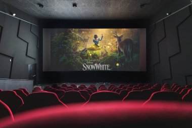 Disney Pamuk Prenses 'in film posteri boş kırmızı sinema koltuklarından izleniyor. 5 Nisan 2025