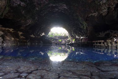 Yeraltı volkanik mağaralarını ve İspanya 'nın Kanarya Adaları, Lanzarote kentindeki Jameos del Agua' daki yansıtıcı doğal lagünü ziyaret eden turistler. 17 Mart 2025