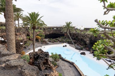 Jameos del Agua, İspanya 'nın Kanarya Adaları, Lanzarote kentinde bulunan manzaralı havuzu, palmiye ağaçları ve lav kaya bahçesi olan bir volkanik mağara kompleksi. 15 Mart 2025