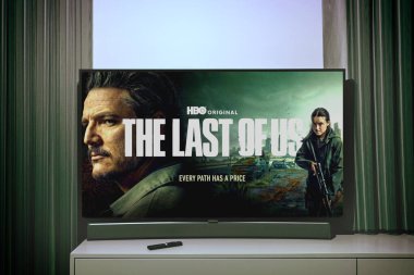 TV ekranında HBO 'nun orijinal dizisi The Last of Us Sezon 2. 15 Nisan 2025