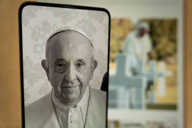 Vatikan lideri Papa Francis 'in portresi. Katolik Kilisesi 'nin papası Francis 21 Nisan 2025' te öldü.