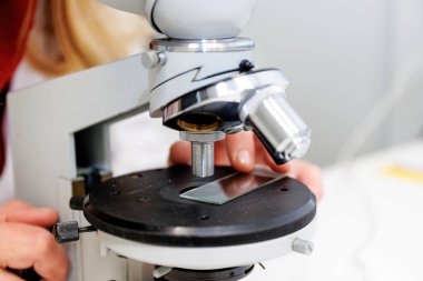  Bilimsel ya da tıbbi araştırma ve analiz için kullanılan bir laboratuvar mikroskobunun yakın çekimi. Yüksek kalite fotoğraf