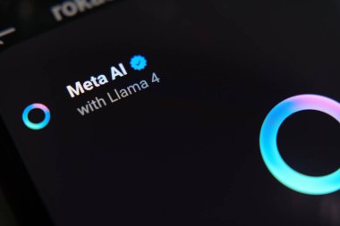 Meta AI ve Lama 4 akıllı telefon ekranında, Meta gelişmiş yapay zeka teknolojisini vurguluyor. 30 Nisan 2025
