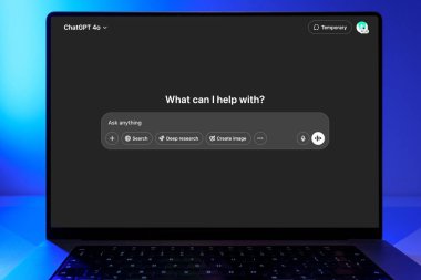 Arama ve resim oluşturma gibi AI yardımcı seçenekleriyle Openai ChatGPT 4o arayüzünü gösteren dizüstü bilgisayar. 2 Mayıs 2025