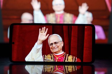 Katolik Kilisesi 'nin ruhani lideri Papa XIV. Leo ilk kez halk önüne çıktığında. Vatikan, İtalya - 8 Mayıs 2025