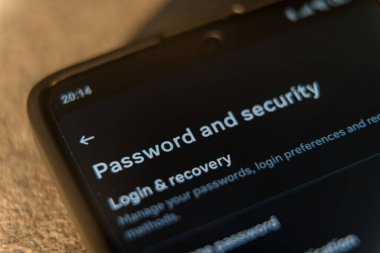 Şifre ve güvenlik ayarları menüsünü karanlık modda gösteren bir akıllı telefon ekranının yakın plan görüntüsü. Yüksek kalite fotoğraf