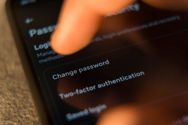 Akıllı telefon güvenlik ayarları menüsünde parola değiştirme seçeneğini işaretliyorum. Yüksek kalite fotoğraf