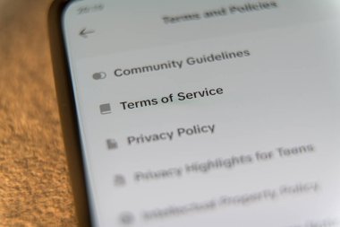 Seçili şartlar ve politika seçenekleriyle birlikte bir ayarlar menüsünü gösteren bir akıllı telefon ekranının yakın plan görüntüsü. Yüksek kalite fotoğraf