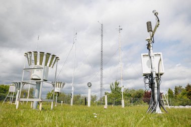 İklim veri toplama için çeşitli meteorolojik aletleri ve antenleri olan açık hava meteoroloji istasyonu. Yüksek kalite fotoğraf