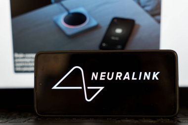 Akıllı telefon ekranında beyin çipi teknolojisi ve elektronikle ilişkili Nöroalink logosu görülüyor. 5 Haziran 2025