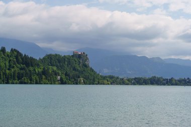  Kanlı Kale, arka planda Julian Alpleri ile birlikte Bled Gölü 'nün yukarısındaki bir uçurumda duruyordu. Yüksek kalite fotoğraf