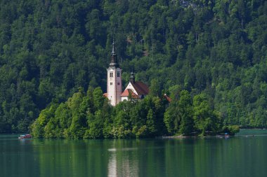 Bled Island 'daki Varsayım Kilisesi Slovenya' nın Bled Gölü sularına yansıyor. Yüksek kalite fotoğraf