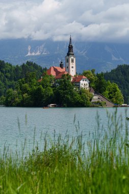 Varsayım Kilisesi ile Bled Gölü, Slovenya 'nın en iyi seyahat noktası. Yüksek kalite fotoğraf
