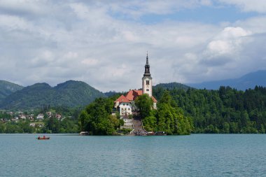 Varsayım Kilisesi ile Bled Gölü, Slovenya 'nın en iyi seyahat noktası. Yüksek kalite fotoğraf
