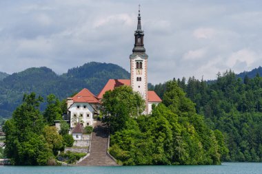 Varsayım Kilisesi ile Bled Gölü, Slovenya 'nın en iyi seyahat noktası. Yüksek kalite fotoğraf