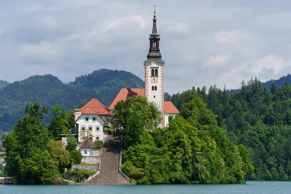 Varsayım Kilisesi ile Bled Gölü, Slovenya 'nın en iyi seyahat noktası. Yüksek kalite fotoğraf