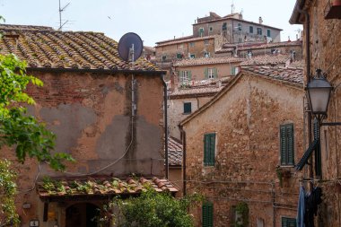 İtalya 'nın Toskana kentindeki geleneksel bir Toskana köyü olan Campiglia Marittima' daki eski kasaba çatılarının manzarası. 12 Haziran 2025